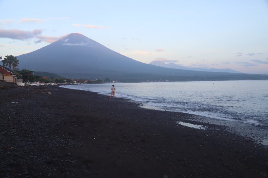 Le Mont Agung au lever du soleil vu de la plage d'Amed
