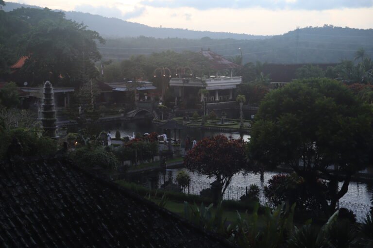 Temple de Tirta Gangga au coucher de soleil Ă  Bali