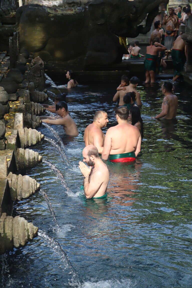 Le rituel de purification Ă  Tirta Empul, entre vraie rituel et attraction touristique