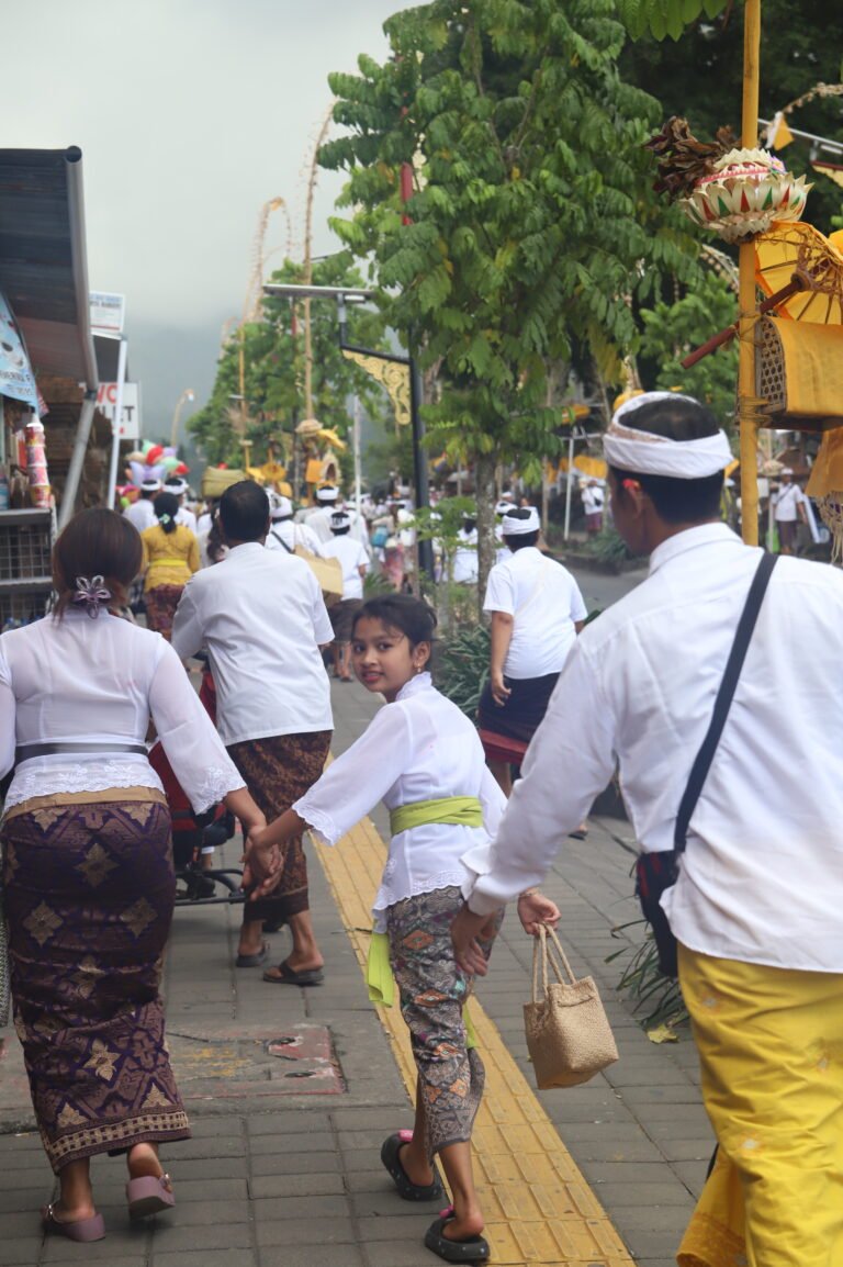 Participants vêtus avec des habits traditionnels blancs pour la célébration de Kuningan au temple Pura Besakih à Bali