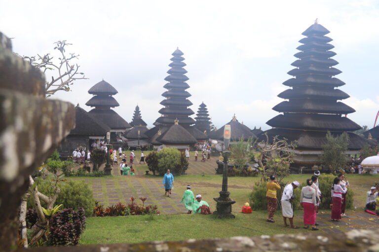 Célébration de Kuningan au temple Pura Besakih à Bali