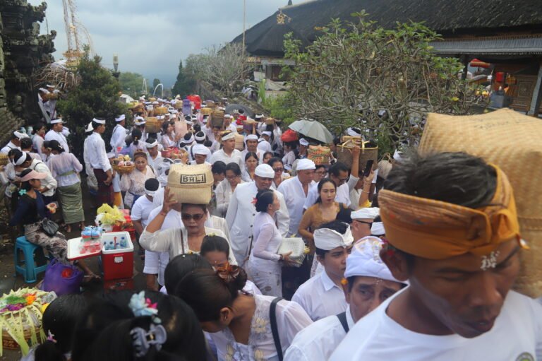 Participants vêtus avec des habits traditionnels blancs pour la célébration de Kuningan au temple Pura Besakih à Bali