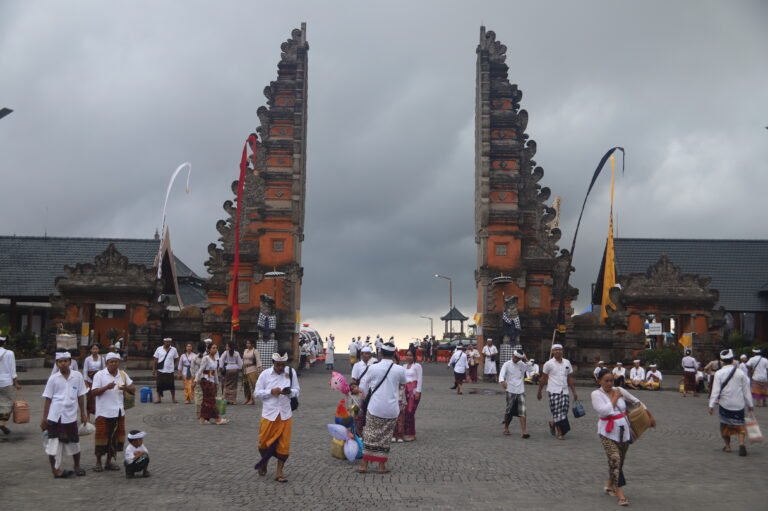 Fin de journée sur le temple de Pura Besakih à Bali