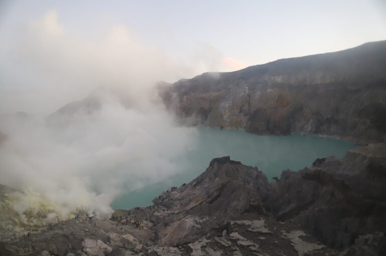 Cratère du Mont Ijen à Java en Indonésie au lever du soleil