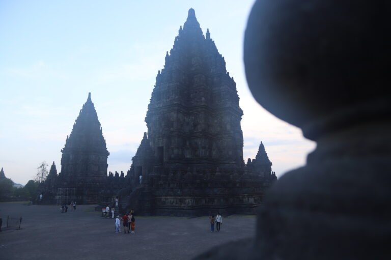 Vue sur Prambanan Temple à Java au coucher de soleil