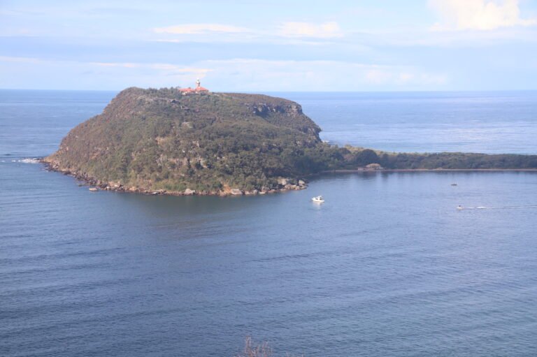 Vue du Ku-Ring-Gai Chase National Park, NSW sur Barrenjoey Head et Lighthouse