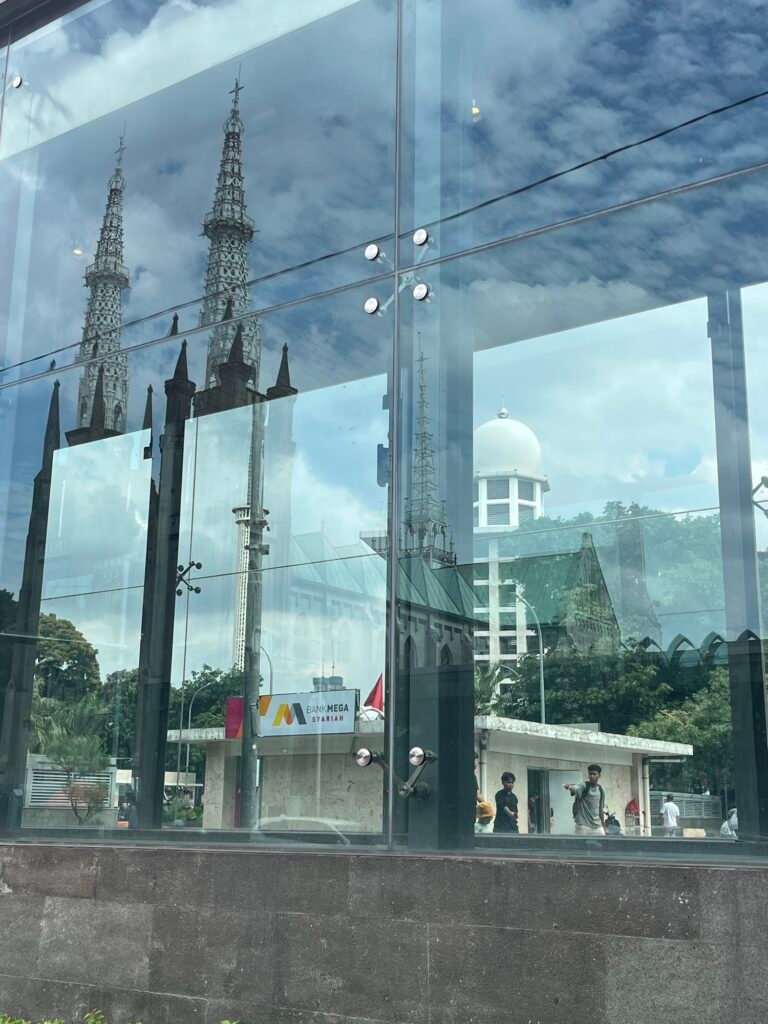 Cathédrale Ste Marie vue en reflet avec la Mosquée Istiqlal à Jakarta en Indonésie
