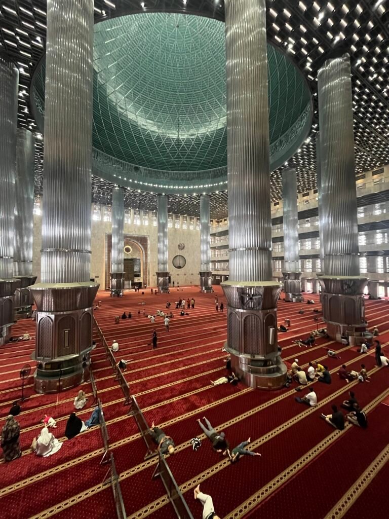 Intérieur de la Mosquée Istiqlal à Jakarta en Indonésie