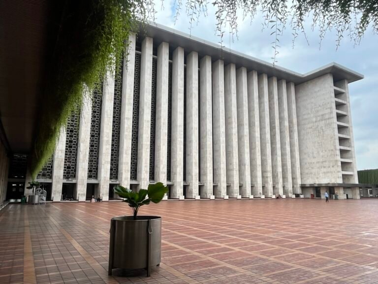 Extérieur de la Mosquée Istiqlal à Jakarta en Indonésie